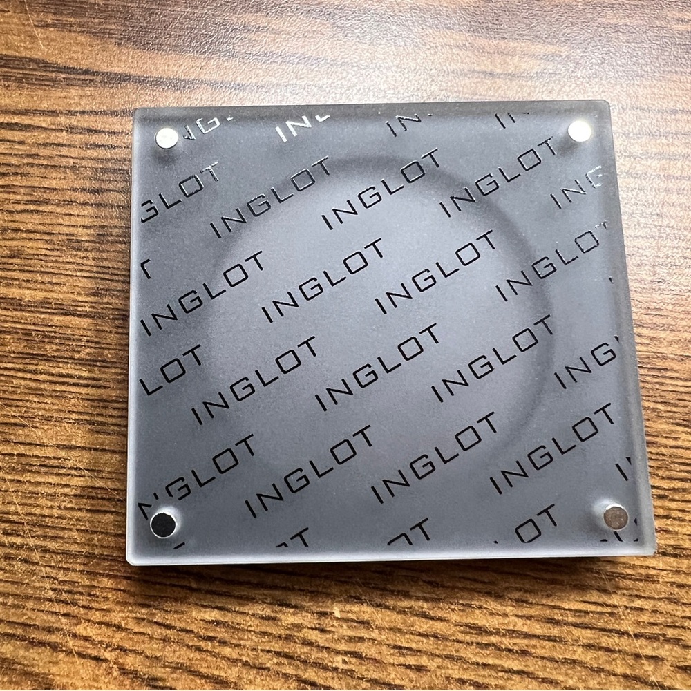Inglot Round Makeup Palette Magnetic Closure
